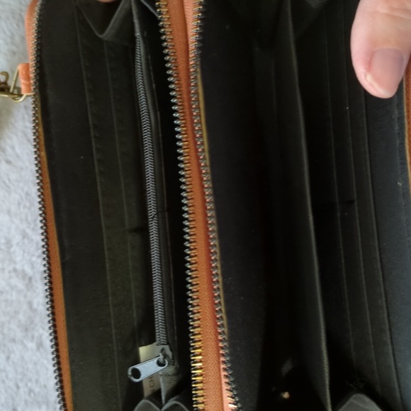 Darcy Marks wristlet wallet with shoulder strap - Picture 3 of 4